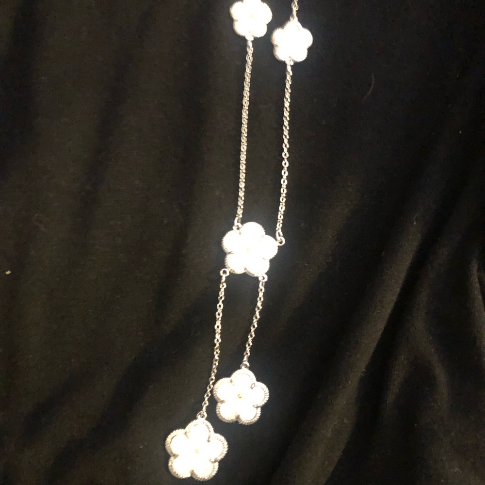 🔥🔥NEW ITEM ALERT🔥🔥 “the clover” in white set in silver.. happy shopping